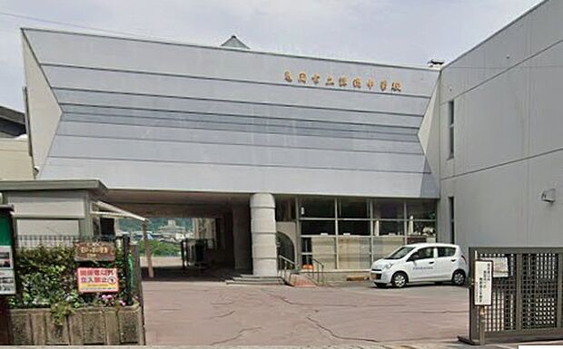 亀岡市立詳徳中学校(約360m)