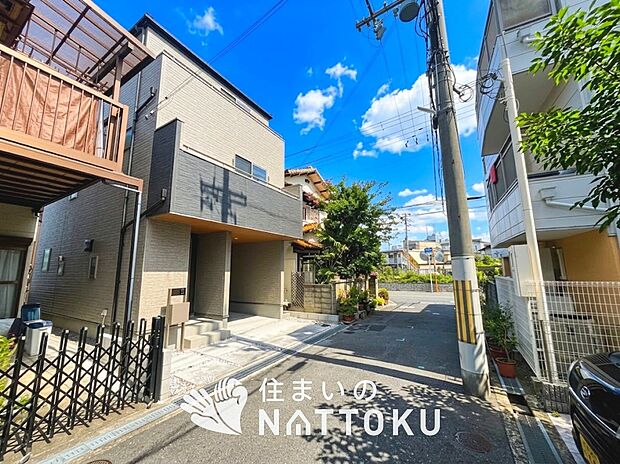 【現地写真(前道含む外観)】健康被害に配慮したもっとも安全性の高い建材を採用し、シックハウス対策をしております。