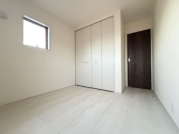 【現地写真(洋室)】木目の美しさを際立たせるシンプルデザインの建具を使用しています。