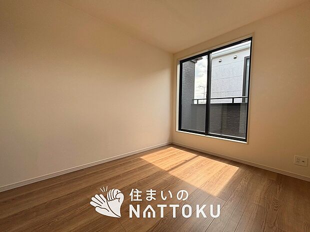 【現地写真(洋室)】木目の美しさを際立たせるシンプルデザインの建具を使用しています。