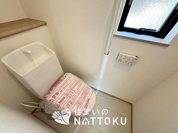 【トイレ】汚れてもサッとひと拭きでお手入れ簡単、エコ仕様の温水洗浄便座付きのトイレです。
バリアフリーにも配慮しています。