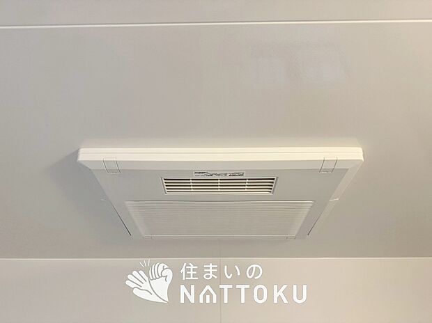 【浴室換気乾燥暖房機】寒い冬場はあたたかく、暑い夏場は扇風機のような心地よさです。
雨の日は、浴室が衣類乾燥スペースになります。