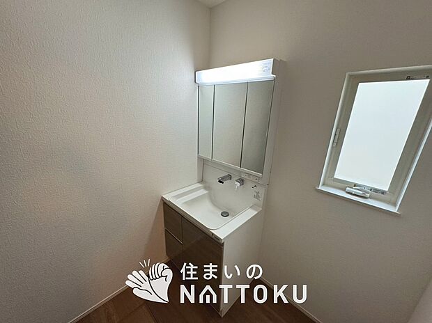 【洗面台・洗面所】鏡の両サイドは、必要なものを取出しやすく、大きな鏡面で朝の準備も快適。
使いやすいリフトアップ機能付きのシングルレバーシャワー水栓付です。