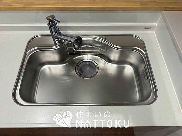 【浄水器内臓ハンドシャワー付シンク】広々とした凸型シンクに洗剤ポケットを標準装備。すっきり収納できます。
また、蛇口の先端に浄水器を内蔵しているため場所をとりません。