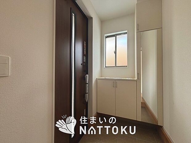 【現地写真(玄関)】玄関には、大型のシューズ収納を設置しています。