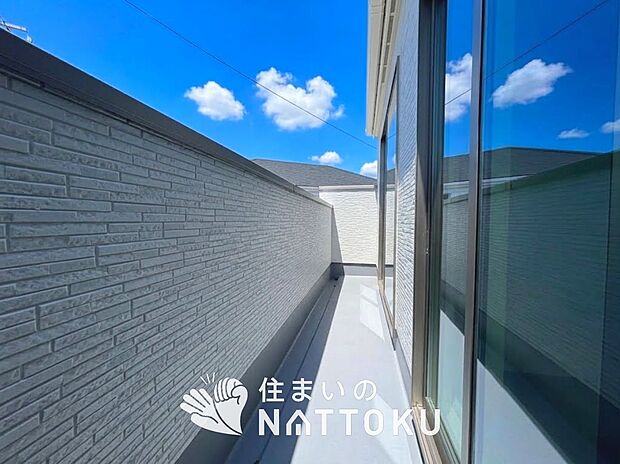 【バルコニー】奥行きが広く、洗濯物をゆったりと干せる十分な広さで、家族の洗濯も捗ります。