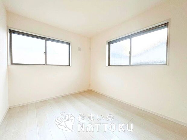 【現地写真(寝室)】木目の美しさを際立たせるシンプルデザインの建具を使用しています。