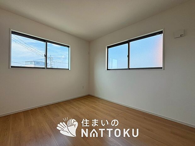 【現地写真(洋室)】木目の美しさを際立たせるシンプルデザインの建具を使用しています。