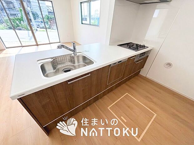 【現地写真(キッチン)】収納たっぷりのシステムキッチン、浄水器付水栓を標準装備しています。
