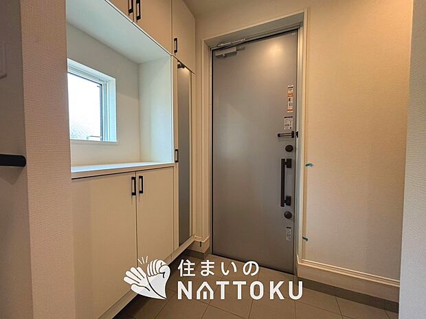 【現地写真(玄関)】玄関には、大型のシューズ収納を設置しています。
