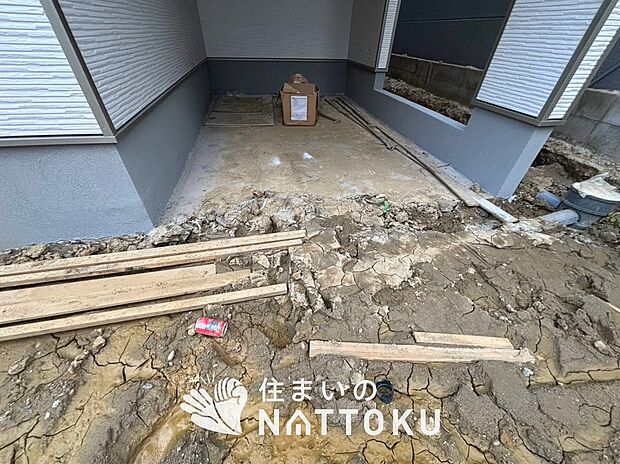 【現地写真（駐車場）】駐車スペースが広く、運転が苦手な方も安心です。