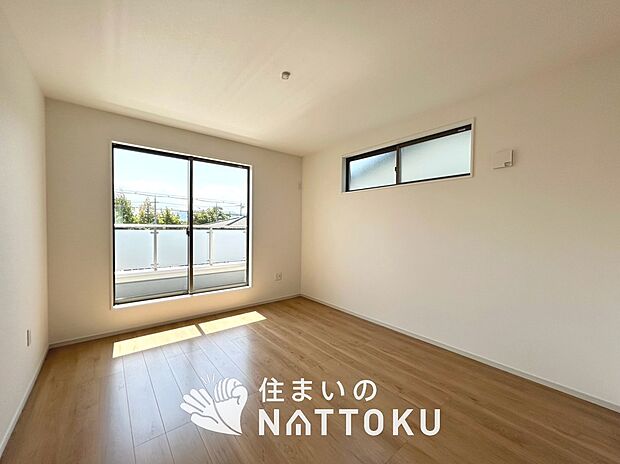 【現地写真(寝室)】木目の美しさを際立たせるシンプルデザインの建具を使用しています。