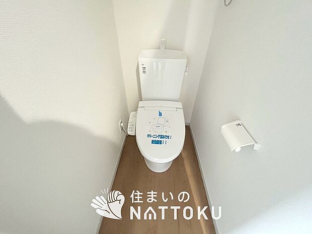 【トイレ】汚れてもサッとひと拭きでお手入れ簡単、エコ仕様の温水洗浄便座付きのトイレです。
バリアフリーにも配慮しています。