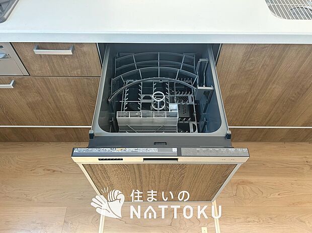 【食器洗い乾燥機】食後の時間にゆとりを与えてくれる食器洗い乾燥機。
操作ボタンも上面にあるので、腰をかがめずに操作ができラクラクです。