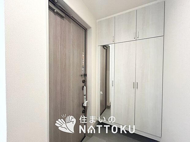 【現地写真(玄関)】玄関には、大型のシューズ収納を設置しています。