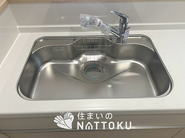 【浄水器内臓ハンドシャワー付シンク】広々とした凸型シンクに洗剤ポケットを標準装備。すっきり収納できます。
また、蛇口の先端に浄水器を内蔵しているため場所をとりません。