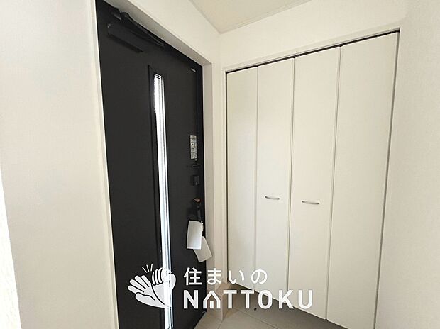 【現地写真(玄関)】玄関には、大型のシューズ収納を設置しています。