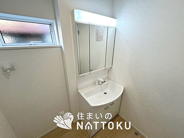 【洗面台・洗面所】鏡の両サイドは、必要なものを取出しやすく、大きな鏡面で朝の準備も快適。
使いやすいリフトアップ機能付きのシングルレバーシャワー水栓付です。