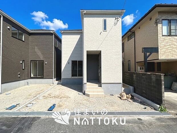 【現地写真(外観)【2号地】】軽くて火災に強い屋根材を採用し、地震時の建物への負担や揺れを軽減しています。