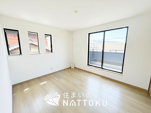 【現地写真(寝室)】木目の美しさを際立たせるシンプルデザインの建具を使用しています。