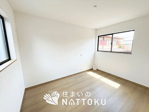 【現地写真(洋室)】木目の美しさを際立たせるシンプルデザインの建具を使用しています。