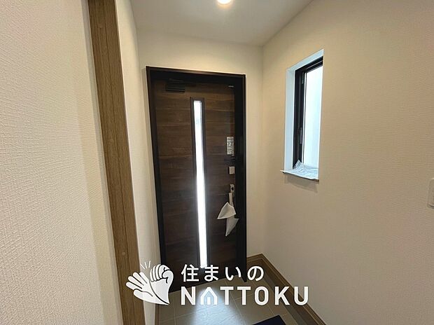 【現地写真(玄関)】玄関には、大型のシューズ収納を設置しています。