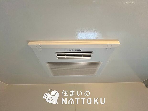 【浴室換気乾燥暖房機】寒い冬場はあたたかく、暑い夏場は扇風機のような心地よさです。
雨の日は、浴室が衣類乾燥スペースになります。