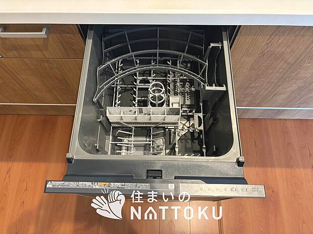 【食器洗い乾燥機】食後の時間にゆとりを与えてくれる食器洗い乾燥機。
操作ボタンも上面にあるので、腰をかがめずに操作ができラクラクです。