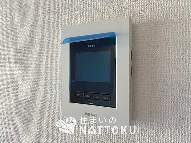 【TVモニター付インターホン】来訪者を画像と音声で確認できる、防犯性に優れた安心のシステム。
スッキリしたデザインで、誰でも簡単に操作できます。