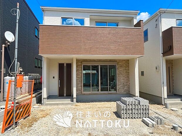 【現地写真(外観)【1号地】】軽くて火災に強い屋根材を採用し、地震時の建物への負担や揺れを軽減しています。