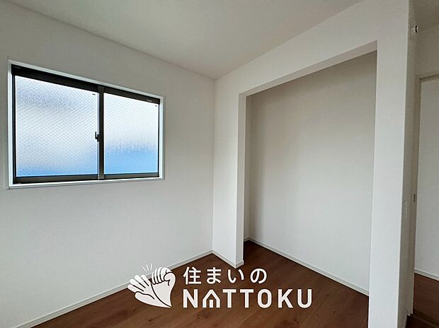 【現地写真(洋室)】木目の美しさを際立たせるシンプルデザインの建具を使用しています。
