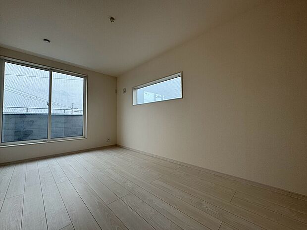 【現地写真(洋室)】木目の美しさを際立たせるシンプルデザインの建具を使用しています。