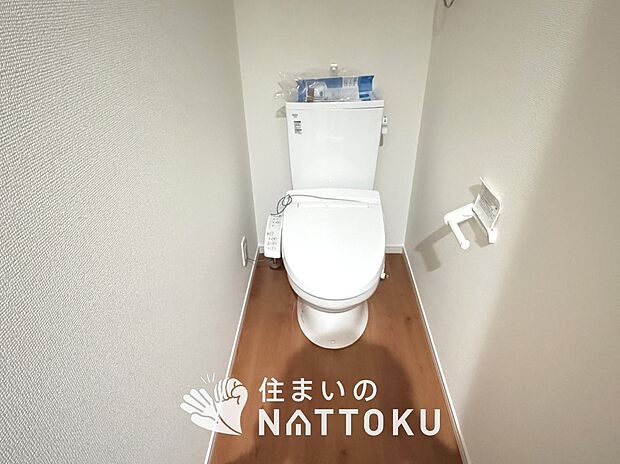【トイレ】汚れてもサッとひと拭きでお手入れ簡単、エコ仕様の温水洗浄便座付きのトイレです。
バリアフリーにも配慮しています。
