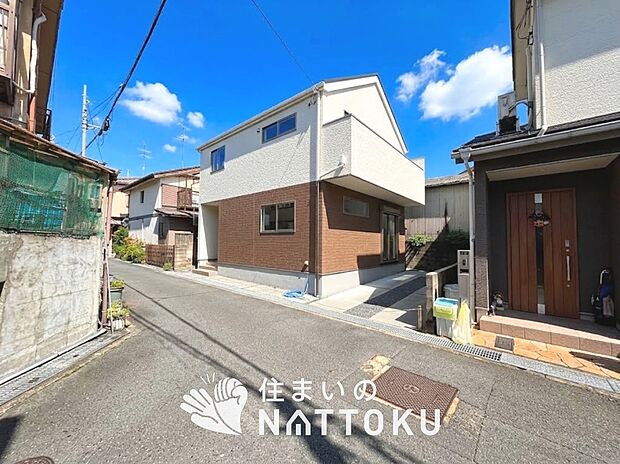 【現地写真（前道含む外観）】断熱性、気密性を高める工夫で一年中ずっと心地よく暮らせる、高気密・高断熱です。