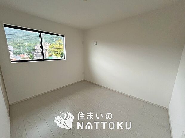 【現地写真(洋室)】木目の美しさを際立たせるシンプルデザインの建具を使用しています。
