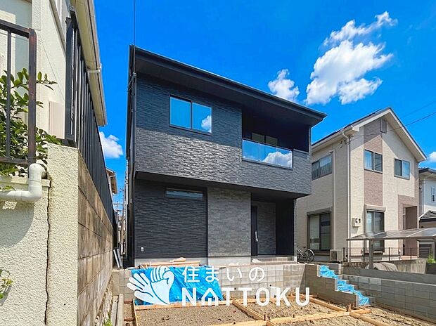 【現地写真(外観)【1号地】】軽くて火災に強い屋根材を採用し、地震時の建物への負担や揺れを軽減しています。
