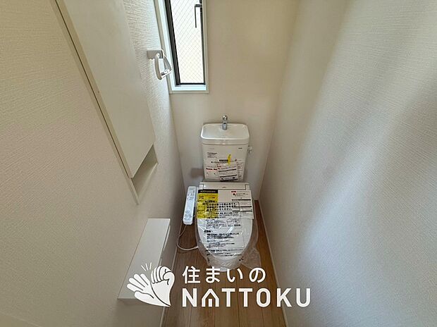 【トイレ】汚れてもサッとひと拭きでお手入れ簡単、エコ仕様の温水洗浄便座付きのトイレです。
バリアフリーにも配慮しています。