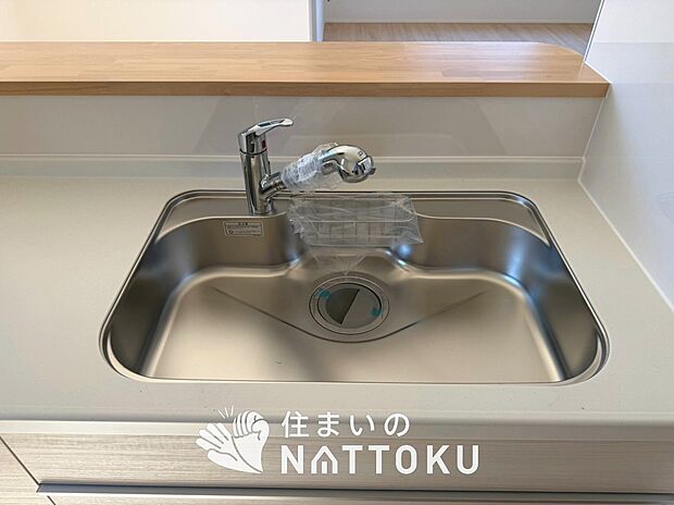 【浄水器内臓ハンドシャワー付シンク】広々とした凸型シンクに洗剤ポケットを標準装備。すっきり収納できます。
また、蛇口の先端に浄水器を内蔵しているため場所をとりません。