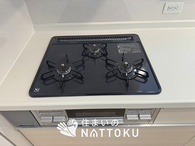 【ビルトインコンロ】フラットな構造で清掃性が高く、過熱防止センサー付3口タイプで日頃の家事も快適です。