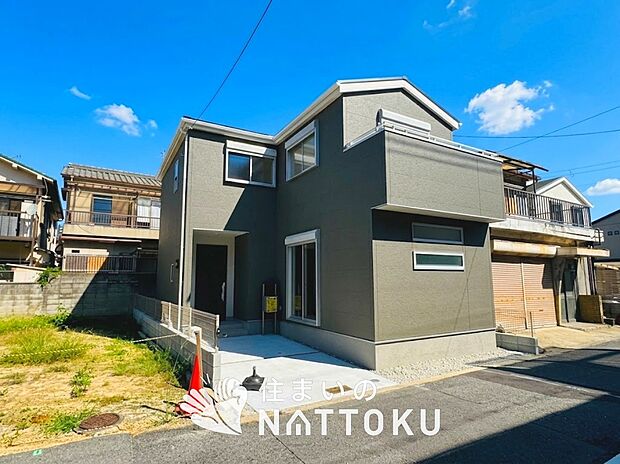 【現地写真(前道含む外観)】軽くて火災に強い屋根材を採用し、地震時の建物への負担や揺れを軽減しています。