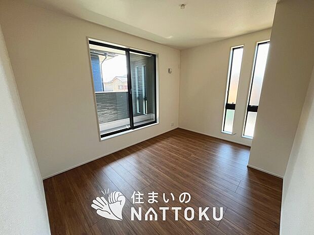 【現地写真(寝室)】木目の美しさを際立たせるシンプルデザインの建具を使用しています。