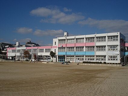 富田林市立川西小学校 750ｍ(徒歩10分)