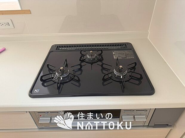【ビルトインコンロ】フラットな構造で清掃性が高く、過熱防止センサー付3口タイプで日頃の家事も快適です。