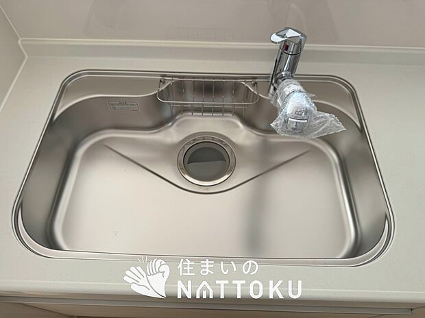 【浄水器内臓ハンドシャワー付シンク】広々とした凸型シンクに洗剤ポケットを標準装備。すっきり収納できます。
また、蛇口の先端に浄水器を内蔵しているため場所をとりません。