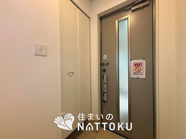 【現地写真（玄関）】玄関には、大型のシューズ収納を設置しています。