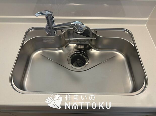 【浄水器内臓ハンドシャワー付シンク】広々とした凸型シンクに洗剤ポケットを標準装備。すっきり収納できます。
また、蛇口の先端に浄水器を内蔵しているため場所をとりません。