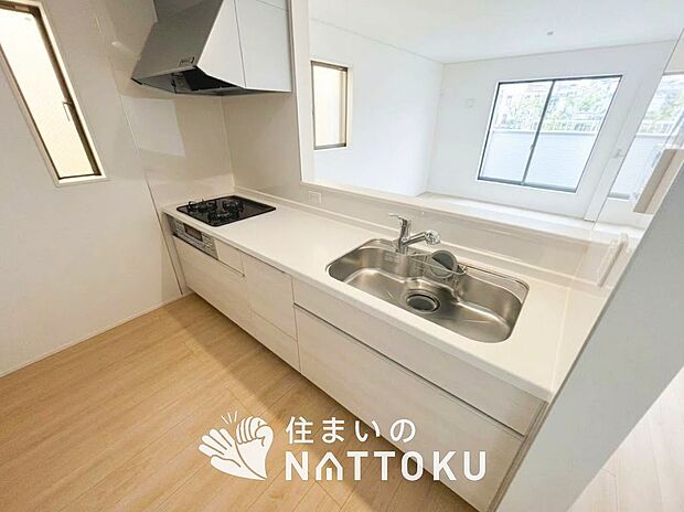 【現地写真（キッチン）】収納たっぷりのシステムキッチン、浄水器付水栓を標準装備しています。
