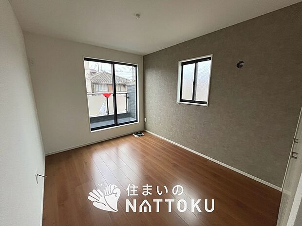 【現地写真（寝室）】木目の美しさを際立たせるシンプルデザインの建具を使用しています。