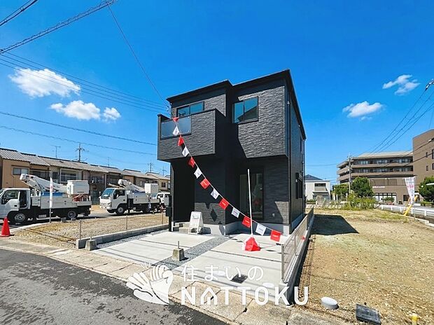 【現地写真（外観）】軽くて火災に強い屋根材を採用し、地震時の建物への負担や揺れを軽減しています。