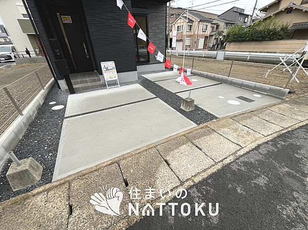 【現地写真（駐車場）】駐車スペースが広く、運転が苦手な方も安心です。